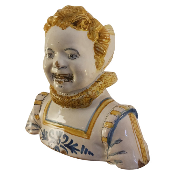 Nevers Louis XIII period - bust of a child with a strawberry - earthenware decorated "a compendiario".