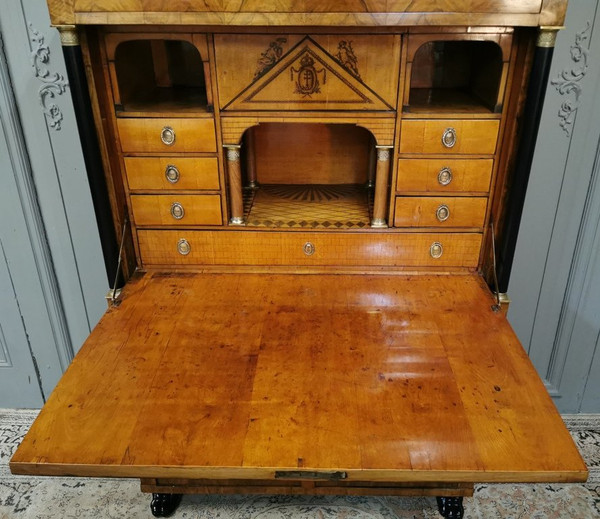 Scrivania Biedermeier di epoca impero con stemma. Inizio del XIX secolo