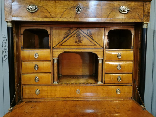 Scrivania Biedermeier di epoca impero con stemma. Inizio del XIX secolo