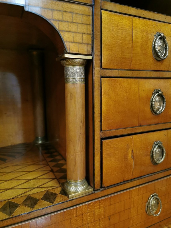 Scrivania Biedermeier di epoca impero con stemma. Inizio del XIX secolo