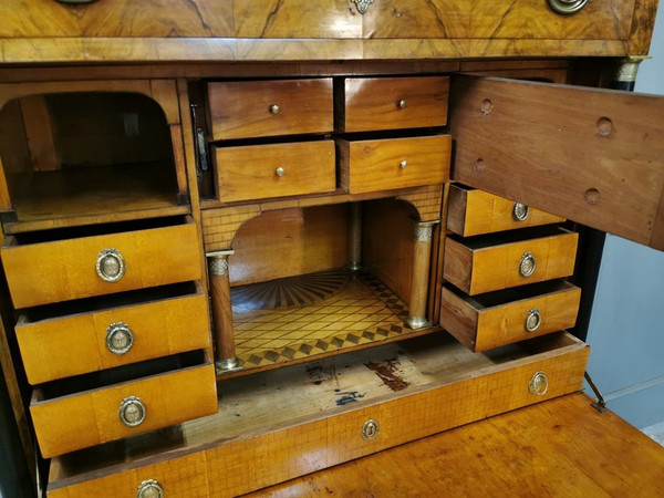 Scrivania Biedermeier di epoca impero con stemma. Inizio del XIX secolo