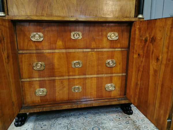 Scrivania Biedermeier di epoca impero con stemma. Inizio del XIX secolo