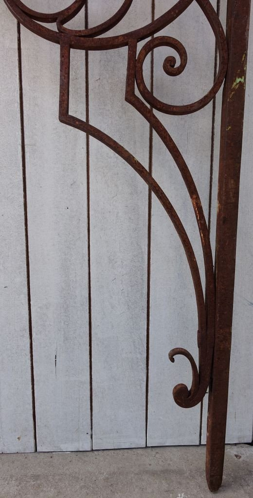 Großer Galgen als Schildhalter Aus Schmiedeeisen. Epoche XVIII.