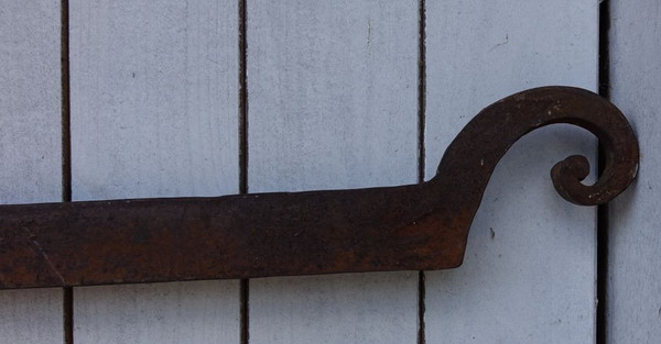 Großer Galgen als Schildhalter Aus Schmiedeeisen. Epoche XVIII.