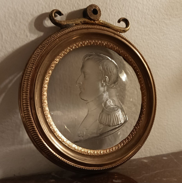 Frankreich, um 1830 - sehr seltenes Medaillon aus gegossenem Glas von Napoleon als Generaloberst nach Andrieu