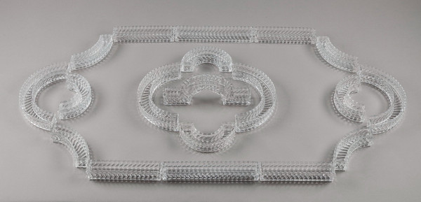 Chemin de table en cristal signé Baccarat composé de 19 éléments