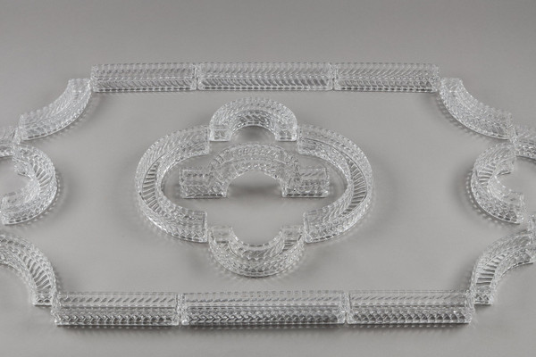 Chemin de table en cristal signé Baccarat composé de 19 éléments