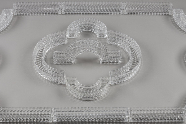 Chemin de table en cristal signé Baccarat composé de 19 éléments