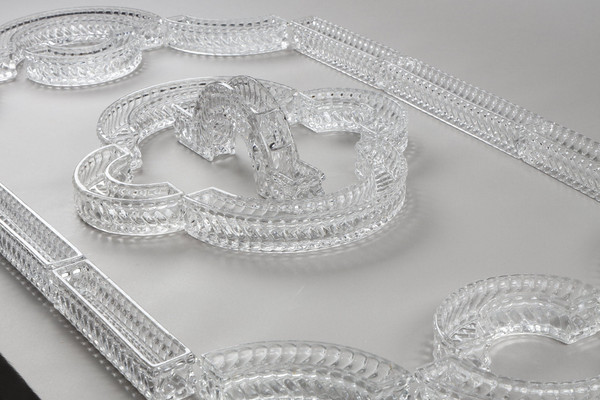Chemin de table en cristal signé Baccarat composé de 19 éléments