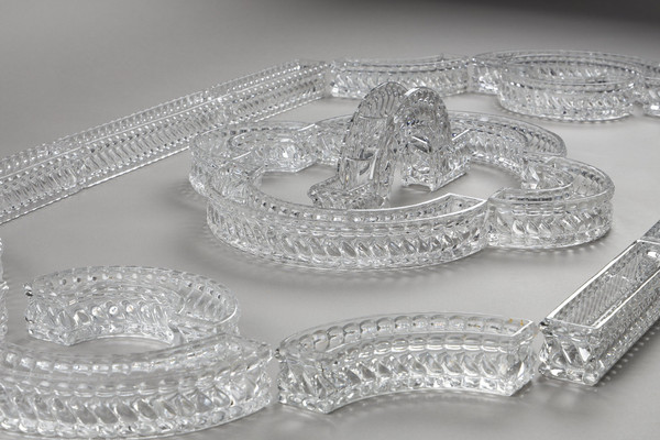 Chemin de table en cristal signé Baccarat composé de 19 éléments