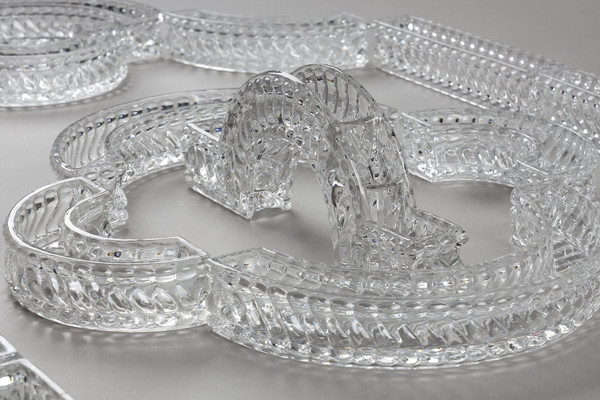 Chemin de table en cristal signé Baccarat composé de 19 éléments