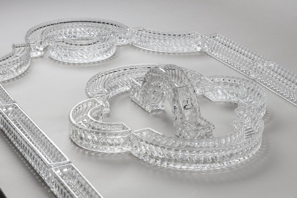 Chemin de table en cristal signé Baccarat composé de 19 éléments