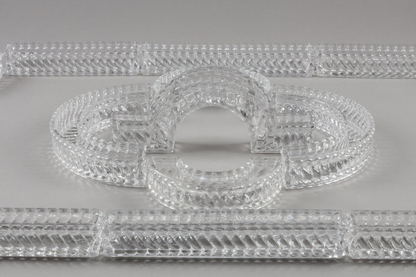 Chemin de table en cristal signé Baccarat composé de 19 éléments