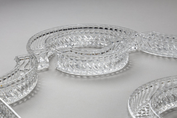 Chemin de table en cristal signé Baccarat composé de 19 éléments