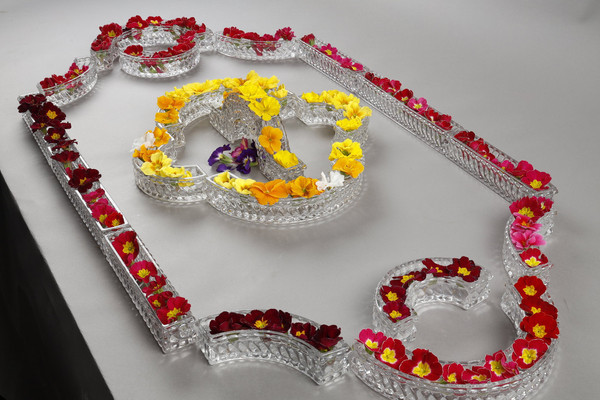 Chemin de table en cristal signé Baccarat composé de 19 éléments