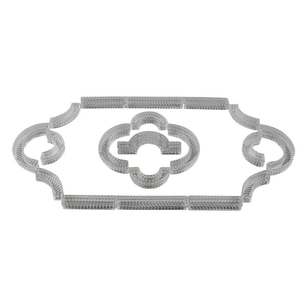 Chemin de table en cristal signé Baccarat composé de 19 éléments