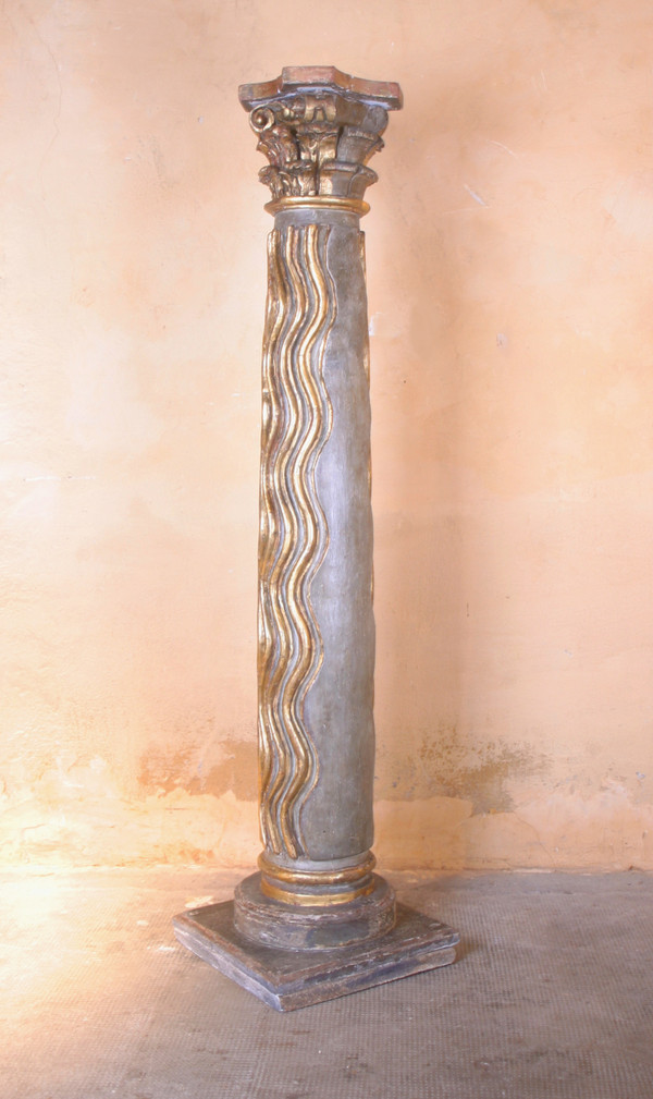 Colonna in legno intagliato e dorato