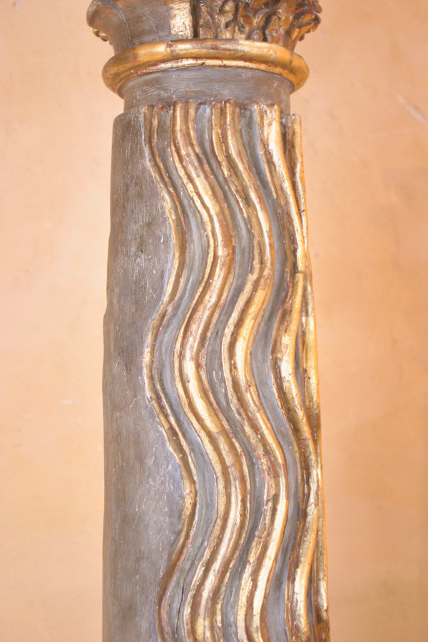 Colonna in legno intagliato e dorato
