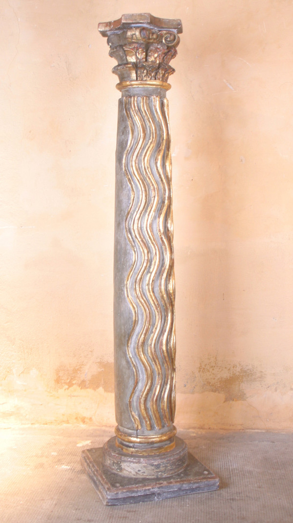 Colonna in legno intagliato e dorato