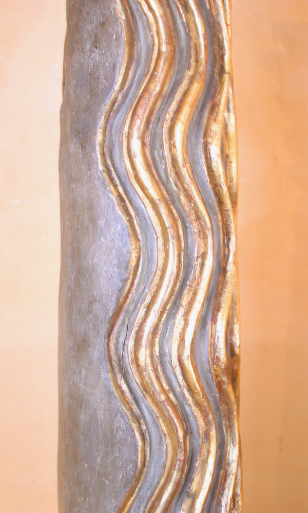 Colonna in legno intagliato e dorato