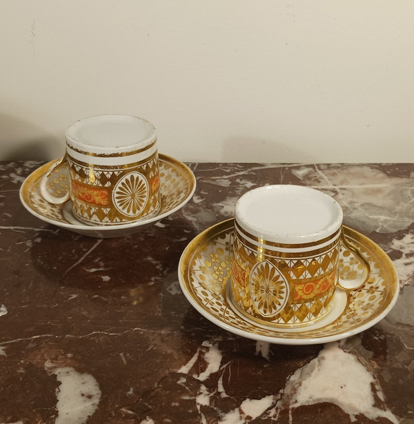 Paris, Revolution or Empire period - pair of litron cups and saucers - rich gilded decoration and nankin background