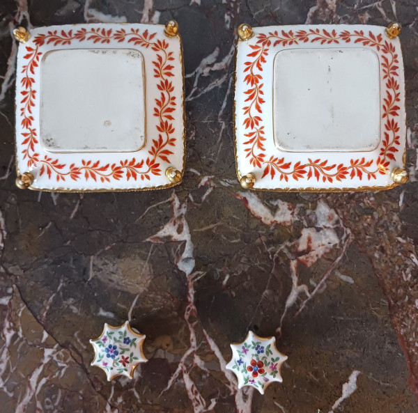 Darte Frères - époque Restauration, Louis Philippe - paire de flacons "en coussin" - porcelaine peinte et dorée
