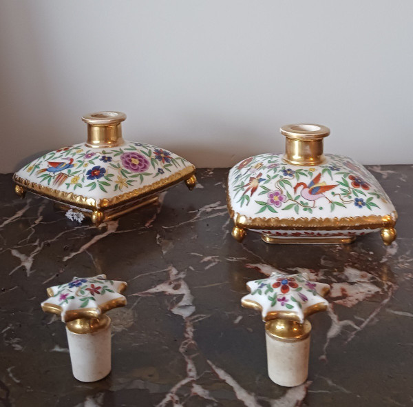 Darte Frères - époque Restauration, Louis Philippe - paire de flacons "en coussin" - porcelaine peinte et dorée