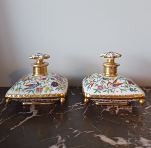 Darte Frères - époque Restauration, Louis Philippe - paire de flacons "en coussin" - porcelaine peinte et dorée