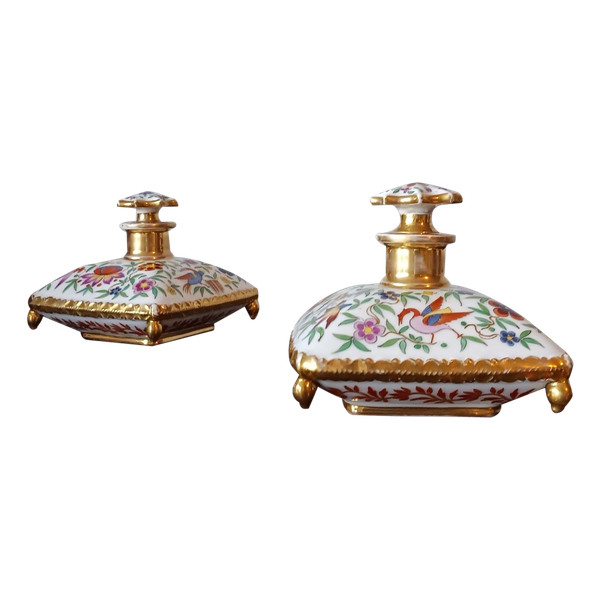 Darte Frères - époque Restauration, Louis Philippe - paire de flacons "en coussin" - porcelaine peinte et dorée