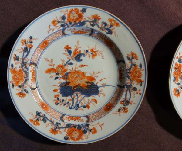 Suite di tre piatti con decorazioni Imari