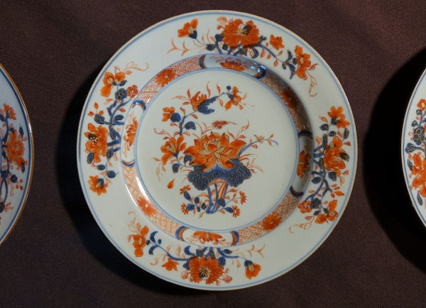 Suite di tre piatti con decorazioni Imari