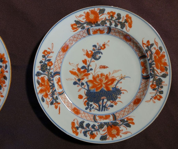 Suite di tre piatti con decorazioni Imari