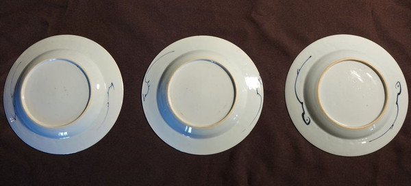 Suite di tre piatti con decorazioni Imari