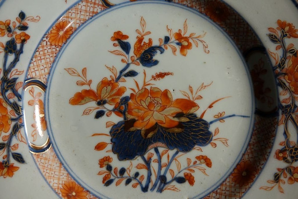 Suite di tre piatti con decorazioni Imari