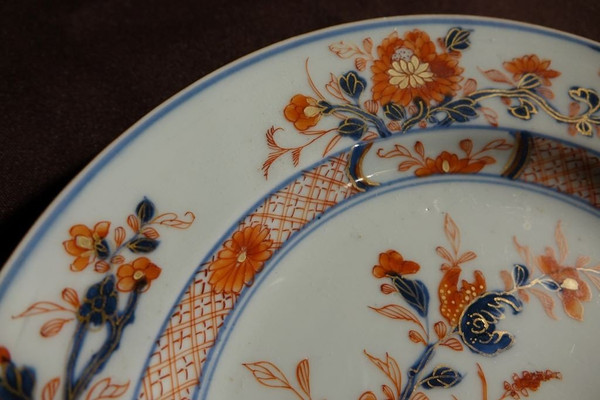 Suite di tre piatti con decorazioni Imari