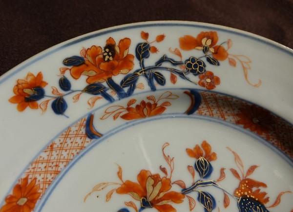 Suite di tre piatti con decorazioni Imari