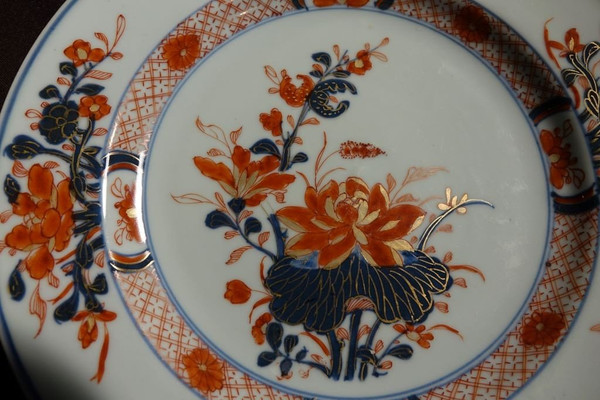 Suite di tre piatti con decorazioni Imari