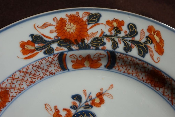 Suite di tre piatti con decorazioni Imari