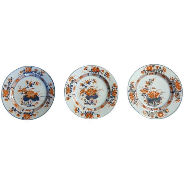 Suite di tre piatti con decorazioni Imari