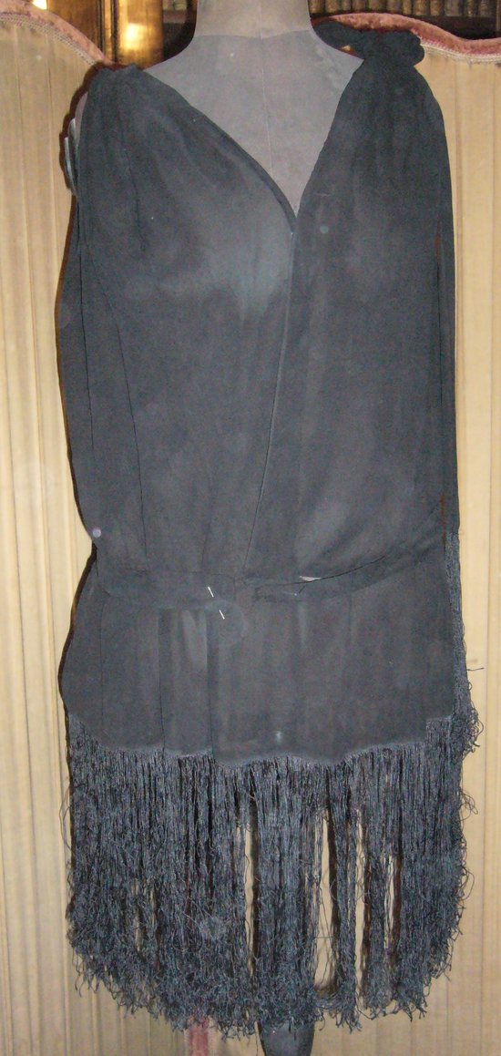 Robe en crêpe et frange époque art déco vers 1925