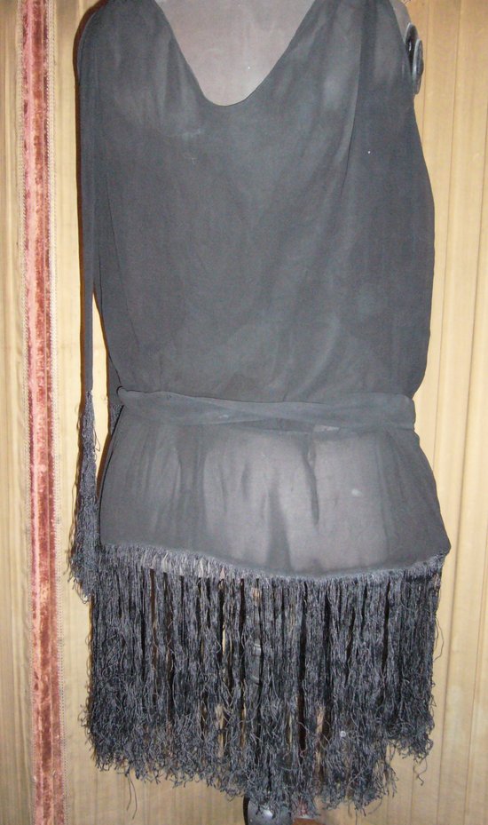 Robe en crêpe et frange époque art déco vers 1925