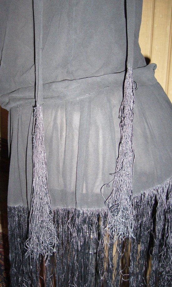 Robe en crêpe et frange époque art déco vers 1925