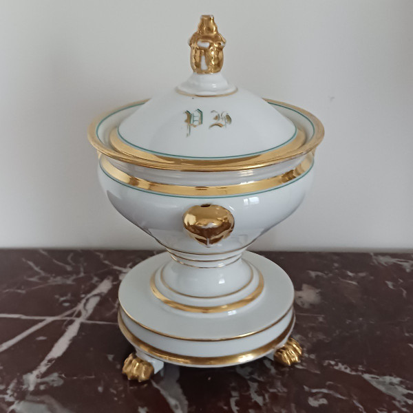 Paris, Restoration period, Louis Philippe - tripod jam maker in gilded and painted porcelain - monogrammed