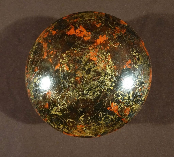 Rundes lackiertes Und vergoldetes Gehäuse. Anfang 18.