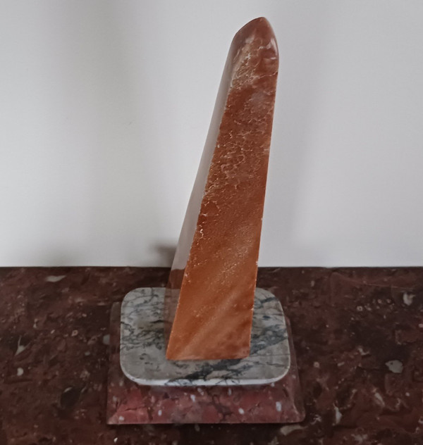 Opera moderna italiana - grande obelisco neoclassico - onice arancio-marrone e base in marmo bicolore