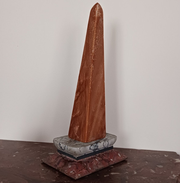 Opera moderna italiana - grande obelisco neoclassico - onice arancio-marrone e base in marmo bicolore