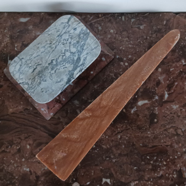 Opera moderna italiana - grande obelisco neoclassico - onice arancio-marrone e base in marmo bicolore