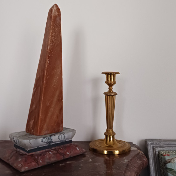 Opera moderna italiana - grande obelisco neoclassico - onice arancio-marrone e base in marmo bicolore