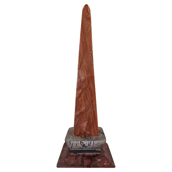Opera moderna italiana - grande obelisco neoclassico - onice arancio-marrone e base in marmo bicolore