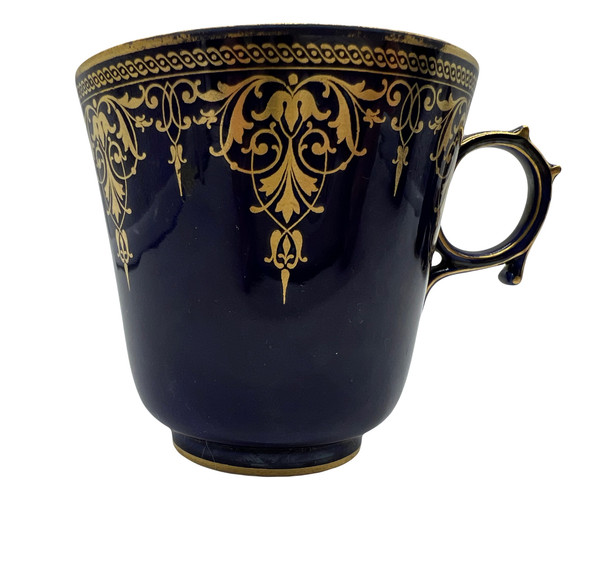Service à café en porcelaine du 19ème siècle - Manufacture de Sèvres - signée SEVRES